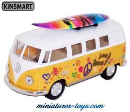 Le Combi Volkswagen de 1962 jaune Love e Peace miniature par Kinsmart au 1/32e