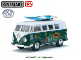 Le Combi Volkswagen type 2 de 1962 vert Love e Peace par Kinsmart au 1/32e