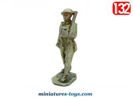 La figurine en métal du soldat anglais au pas par L.R au 1/32e