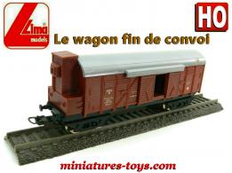 Le wagon couvert avec guérite et éclairage en miniature par Lima au H0 HO