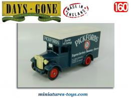 Le fourgon Dennis Parcels Pickfords en miniature par Lledo Days Gone au 1/60e
