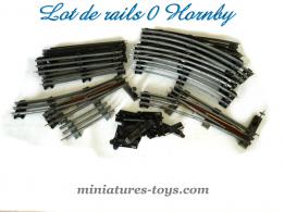 Un lot de 26 rails et aiguillages par Hornby pour trains miniatures échelle zéro