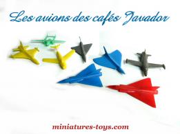 Un lot de 8 avions jouets années 1960 au 1/150e des cafés Javador 