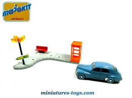 Le mini diorama d'angle de rue avec ses accessoires de Majokit au 1/43e