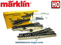 Les 2 aiguillages ferroviaires électriques pour trains miniatures Marklin au HO