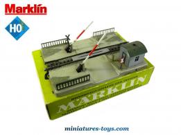 Le passage a niveau mécanique en miniature de Marklin au H0