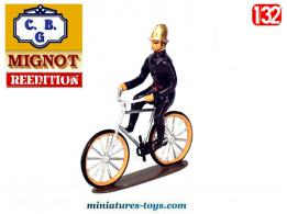 Le Sapeur Pompier français a vélo en métal par Mignot CBG Hachette au 1/32e