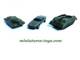 Un ensemble de 3 véhicules militaires, voiture, Priest et chars d'assaut