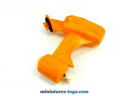 Un moteur hors bord a pile pour bateau miniature