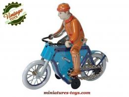 Le garçon à moto en miniature réalisé à la façon d'un jouet ancien en tôle 