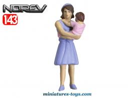 La figurine de la femme tenant dans ses bras son bébé par Norev au 1/43e