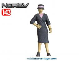 La figurine de la femme en robe miniature de Norev au 1/43e