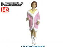 La figurine de la femme au manteau rose en miniature par Norev au 1/43e