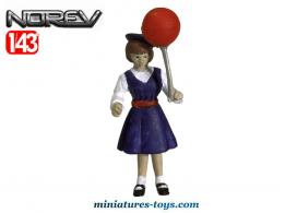 La figurine de la petite fille et son ballon rouge en miniature par Norev au 1/43e