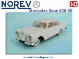 La Mercedes Benz 220 SE Servo direction rose en miniature par Norev au 1/43e