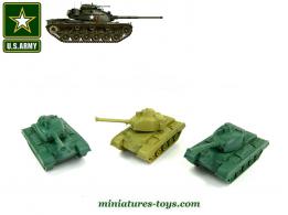 Un lot de trois chars Patton M60 miniatures en plastique au 1/87e