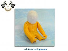 Un buste de pilote de course casqué en miniature au 1/10e