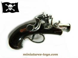 Un joli petit jouet pistolet de pirate reproduit en métal