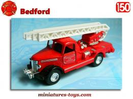 Le camion Bedford grande échelle de pompiers américain miniature au 1/50e