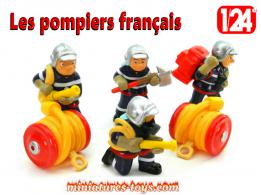 Un ensemble de 4 figurines de Pompiers français en plastique au 1/24e