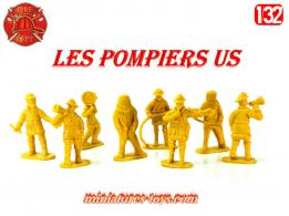 Un ensemble de 8 figurines pompiers américains au 1/32e en plastique