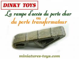 Une rampe non peinte pour la remorque porte char miniature de Dinky Toys 