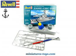 Le kit partiellement monté du porte hélicoptères Jeanne d'Arc Revell au 1/1200e
