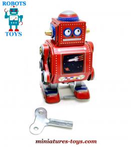Le petit robot jouet rouge de style ancien vintage reproduit en métal