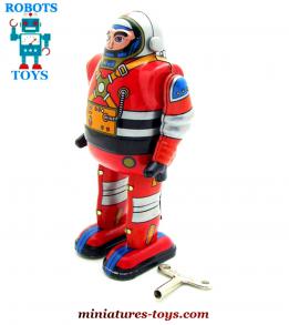 Le robot astronaute jouet rouge de style ancien vintage reproduit en métal