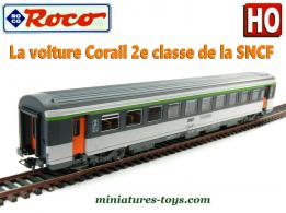 La voiture voyageurs Corail 2e classe de la SNCF en miniature par Roco au H0