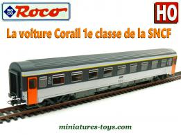 La voiture voyageurs Corail 1e classe de la SNCF en miniature par Roco au H0