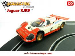 La Jaguar XJR9 miniature pour circuit électrique Scalextric au 1/36e