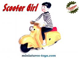 Le Scooter jaune a la jeune fille en miniature façon jouet ancien en métal