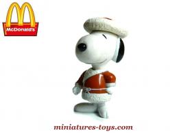 Une figurine de Snoopy Mac Donald's en tenue hivernale réalisée en plastique