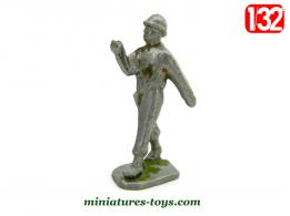 La figurine en métal d'un soldat français porte drapeau années 1950 au 1/32e