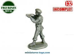 Une figurine en métal d'un soldat français des années 1950 au 1/32e