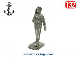 Une figurine en métal d'un Marin français des années 1940 défilant au 1/32e
