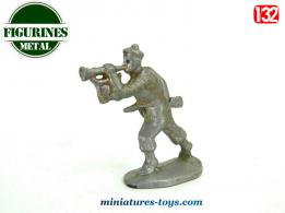 Une figurine en métal d'un Marin français des années 1940 sonnant du clairon au 1/32e