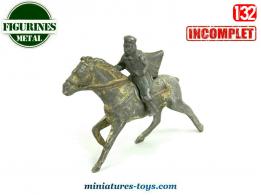Une figurine en métal d'un Spahis français a cheval au 1/32e