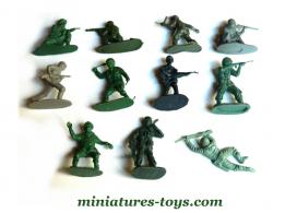 Un lot de 11 figurines militaires en plastique au 1/32e