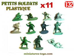 Un lot de 11 figurines militaires de petits soldats en plastique au 1/32e