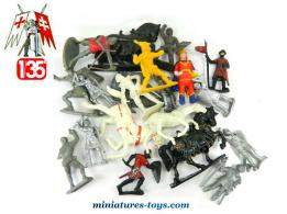 Un lot de 20 petits soldats moyenâgeux en plastique au 1/35e incomplets