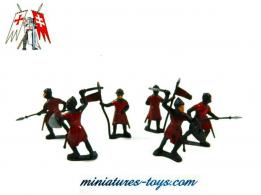 Un lot de 6 petits soldats moyenâgeux au 1/35e en plastique