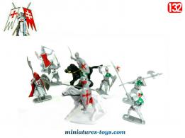 Un ensemble de 8 figurines de chevaliers aux croisades en plastique au 1/32e