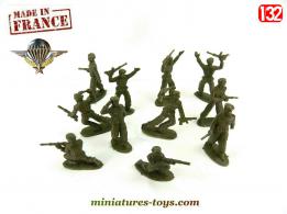 un lot de 11 figurines de parachutistes français au 1/32e