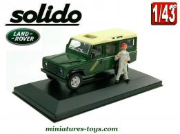 Le Land Rover Defender County en miniature Solido au 1/43e avec figurine