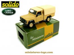 La Land Rover Defender 110 pick-up bâché désert miniature de Solido au 1/43e