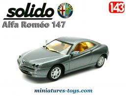 Le coupé Alfa Roméo 147 bleu métal en miniature par Solido au 1/43e