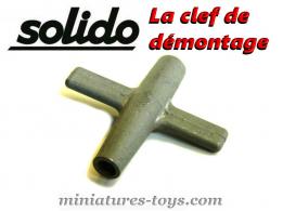 Une clé en croix réalisée en métal pour les Solido Junior démontables