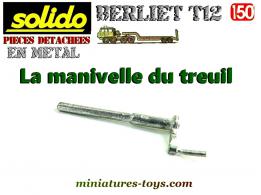 La manivelle du treuil en métal du Berliet T12 miniature Solido Verem au 1/50e